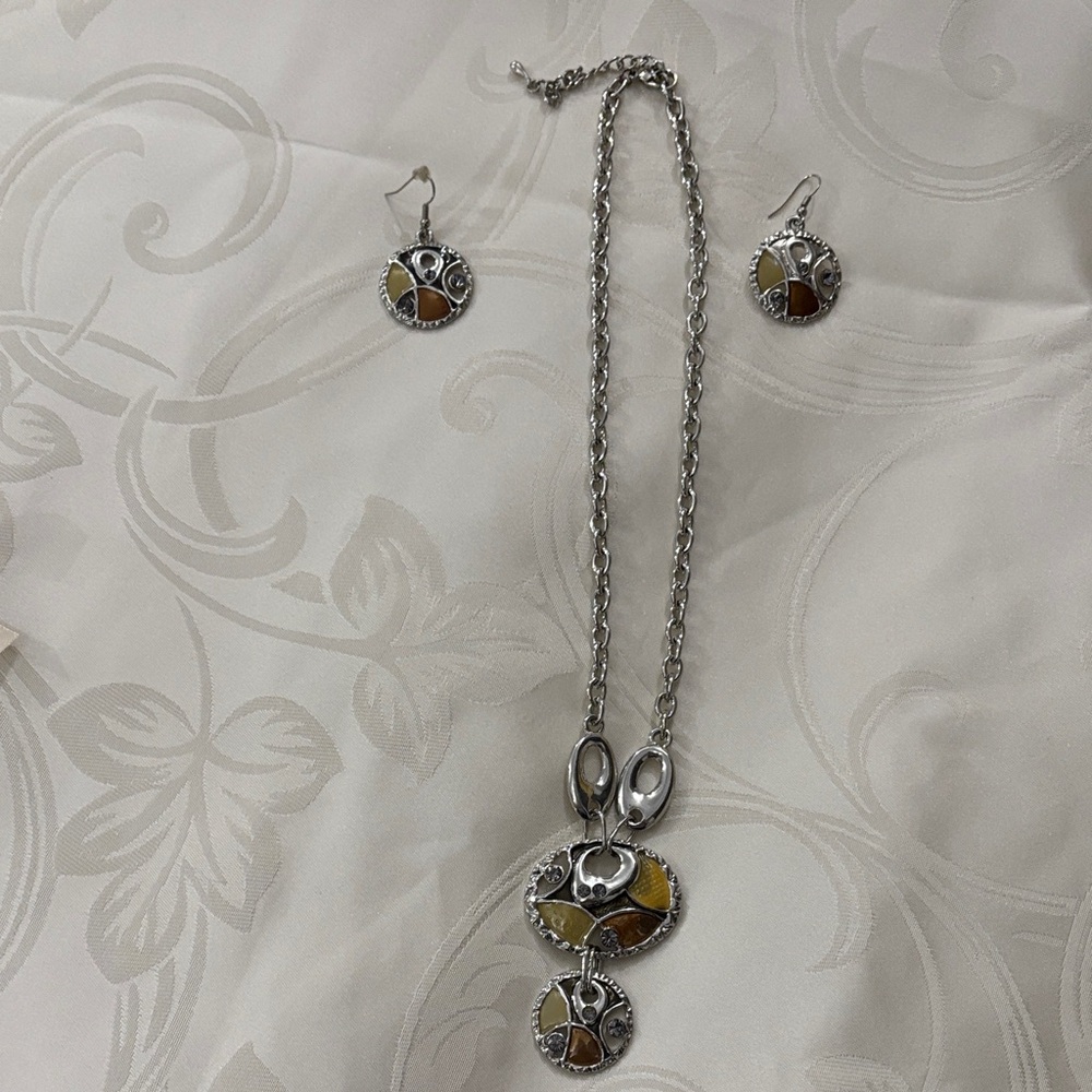 Elegant Silver and Brown Pendant Necklace Set